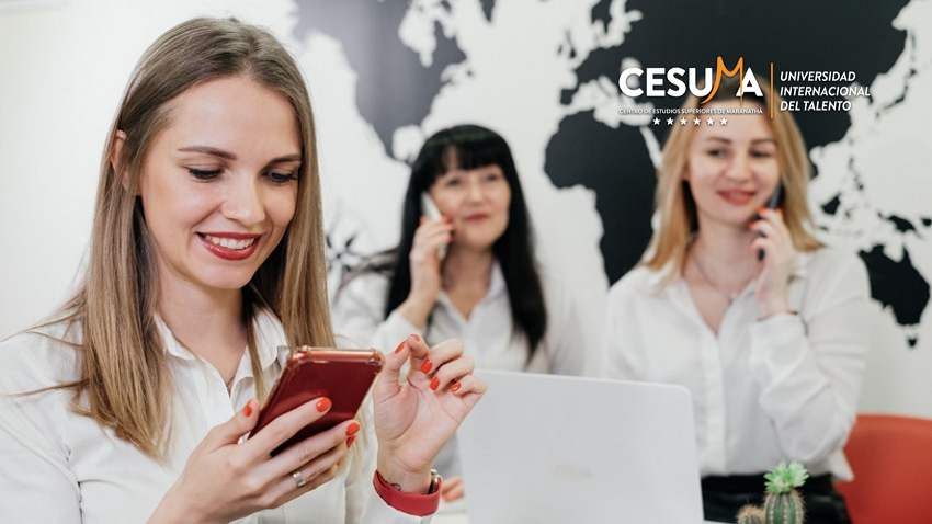 agentes-de-viaje-hablando-con-clientes agentes-de-viaje-hablando-con-clientes