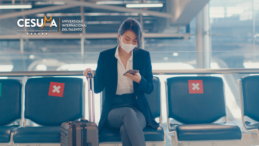 chica-revisando-su-telefono-mientras-espera-la-salida-de-su-vuelo