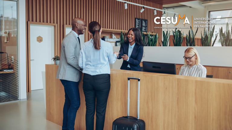 clientes-de-hotel-registrandose-en-recepción