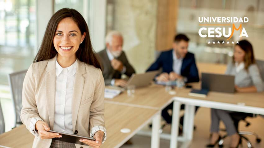 empresaría-sonriente-junto-a-colegas