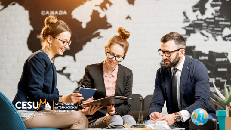 equipo-de-agencia-de-viajes-trabajando-con-el-operador-turstico