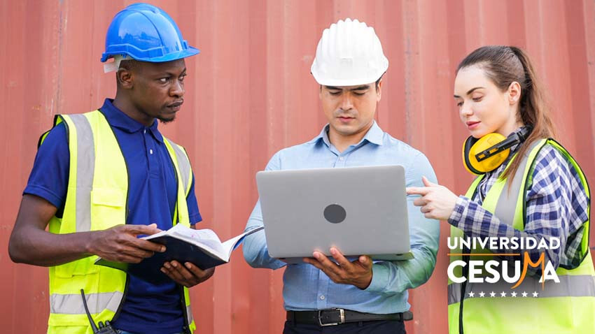 gerente-y-analistas-de-logistica-revisando-lista-de-mercancias-recibidas