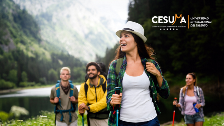 grupo-de-amigos-en-caminata-con-mochilas