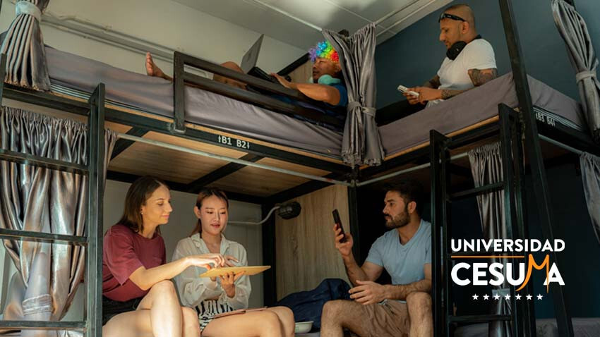 grupo-de-turistas-compartiendo-habitación grupo-de-turistas-compartiendo-habitación