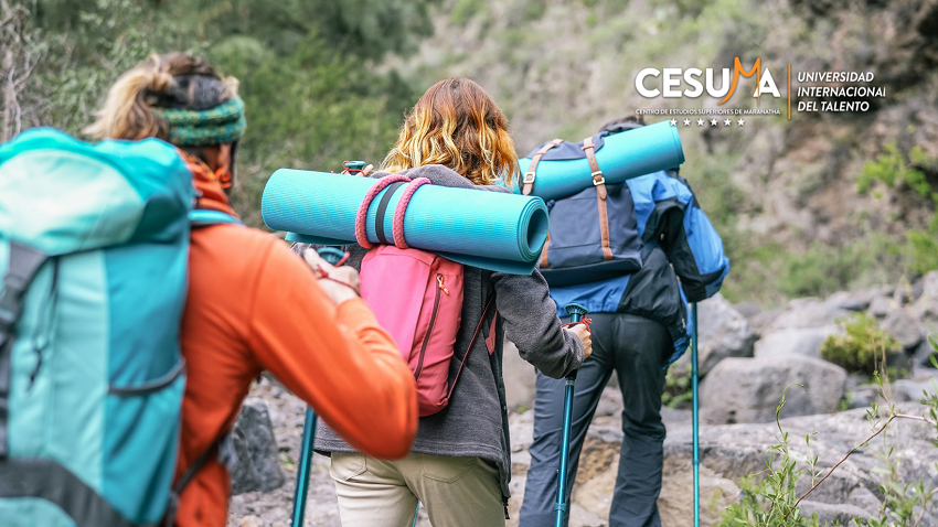 grupo-de-turistas-escalando-la-montaña grupo-de-turistas-escalando-la-montaña