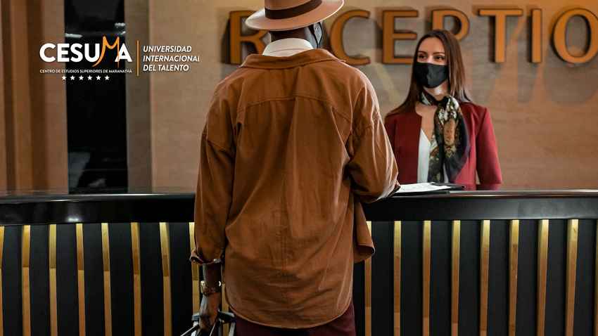 huesped-registrandose-en-recepción huesped-registrandose-en-recepción