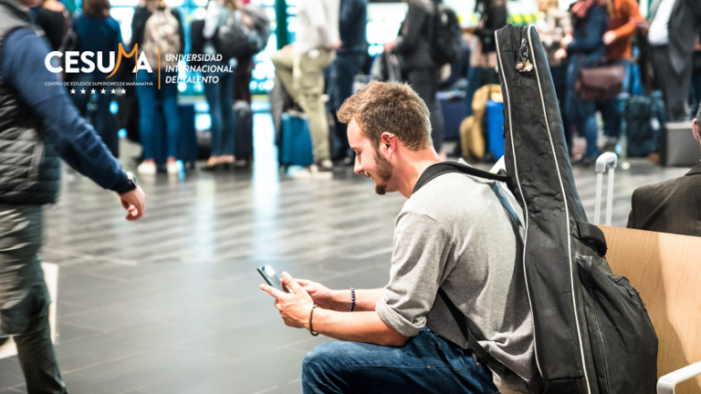 joven-turista-esperando-en-aeropuerto-su-salida