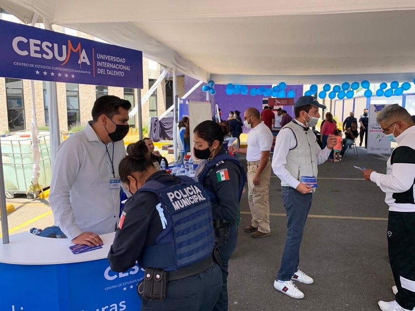 jovenes-brindando-información-a-personal-de-la-policas