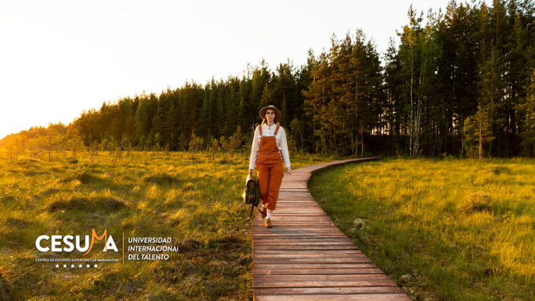 mujer-disfrutando-de-una-caminata-en-la-naturaleza
