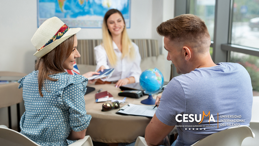 pareja-recibiendo-pasaportes-y-boletos-de-avion