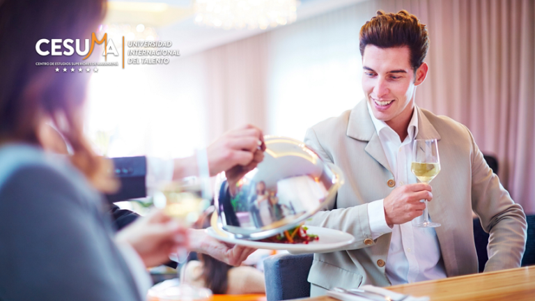 pareja-recibiendo-servicio-hotelero-de-alimentos