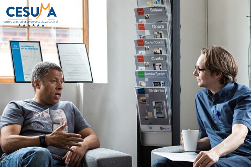 profesor-asesorando-a-alumno profesor-asesorando-a-alumno