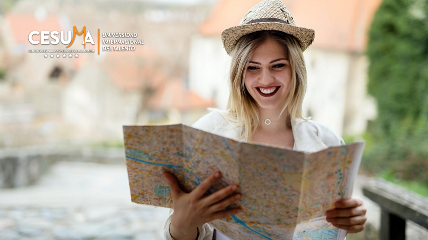 turista-revisando-mapa-de-lugares-que-visitará