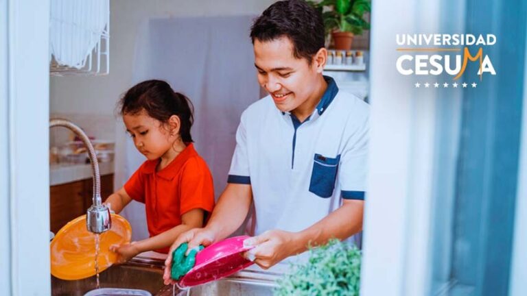 Hombre-lavando-los-trastes-con-su-hija-en-la-cocina-y-platicando-con-ella