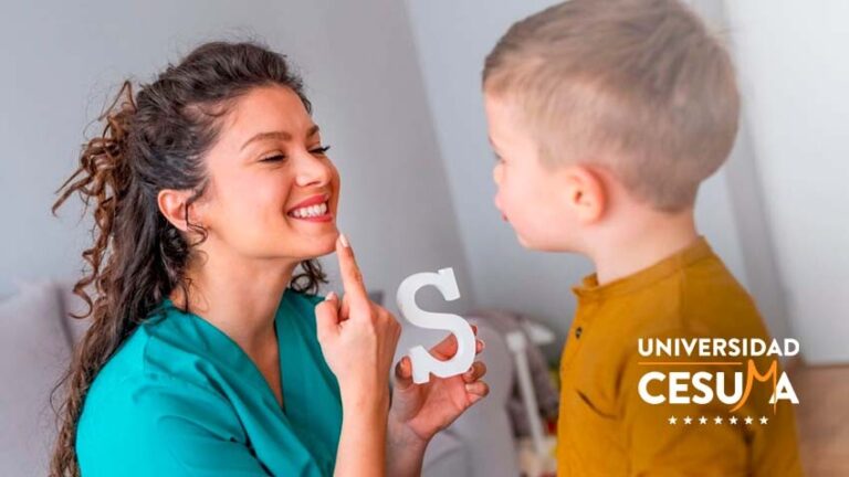 Logopeda haciendo ejercicios con niño