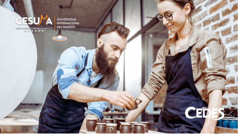 alfareros-acomodando-tazas