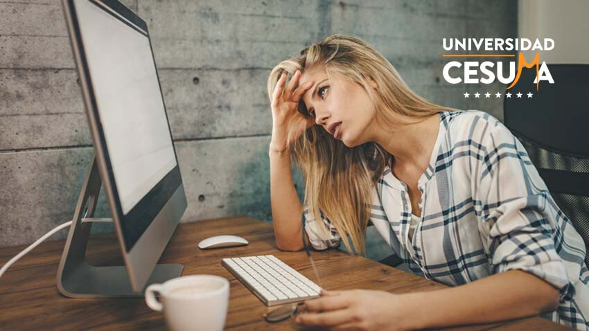 chica-agotada-frente-a-su-computadora