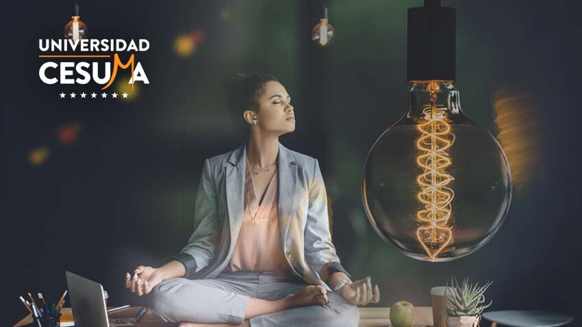 chica-meditando-sobre-escritorio chica-meditando-sobre-escritorio