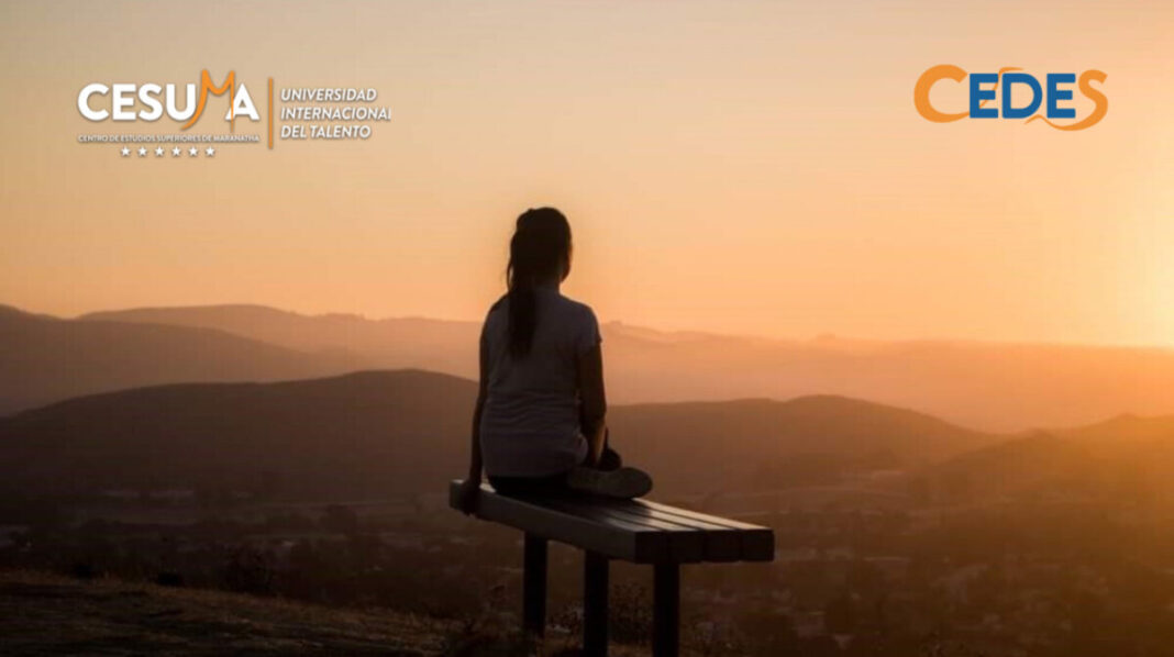chica-sentada-y-disfrutando-del-atardecer chica-sentada-y-disfrutando-del-atardecer