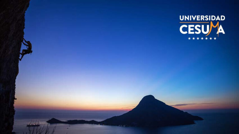 chico-subiendo-montaña-frente-al-mar