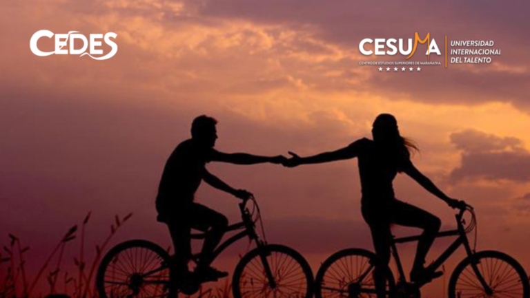 chico-tomando-de-la-mano-a-chica-mientras-van-en-vici