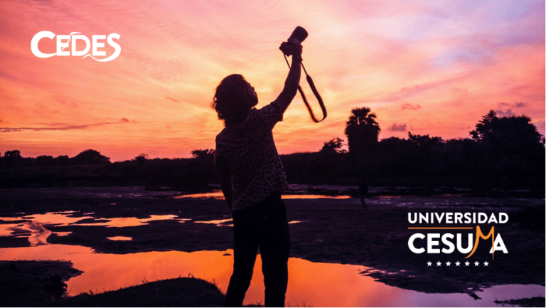 chico-tomando-fotografias-de-atardecer