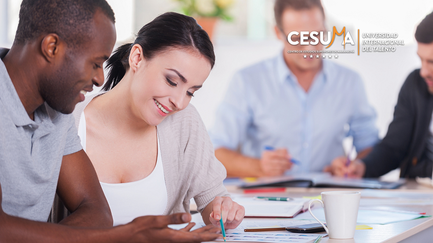 colegas-explicandose-procesos-empresariales colegas-explicandose-procesos-empresariales