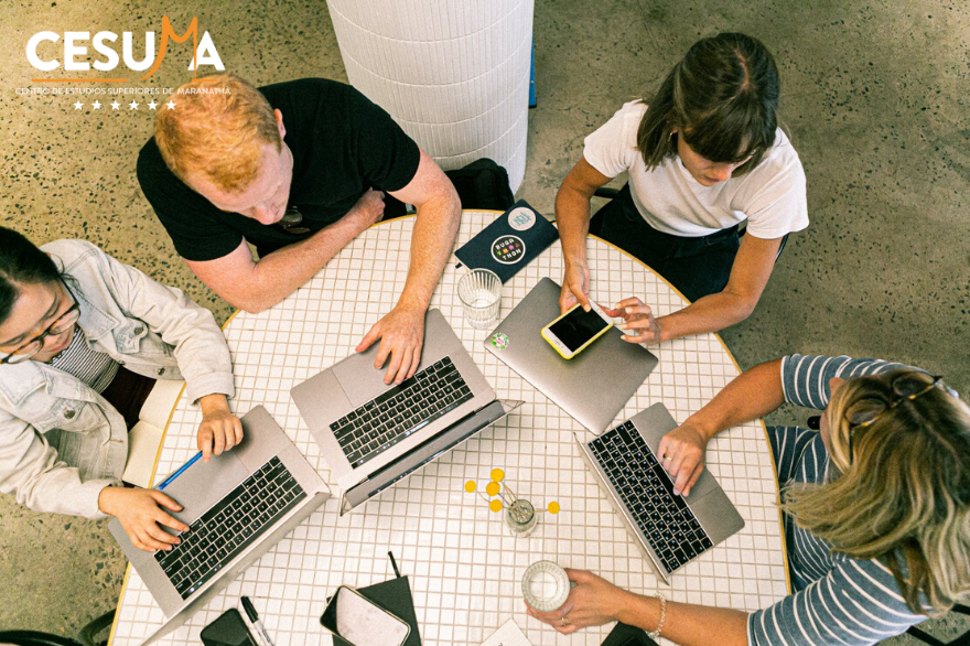 colegas-trabajando-juntos colegas-trabajando-juntos