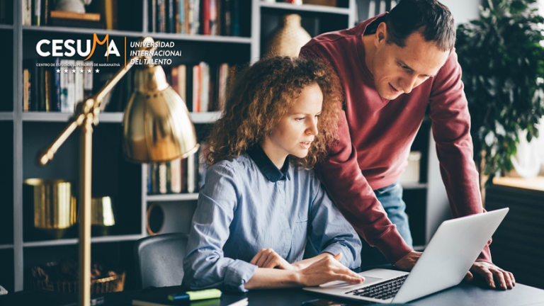 compañeros-de-trabajo-compartiendo-actividades-de-trabajo