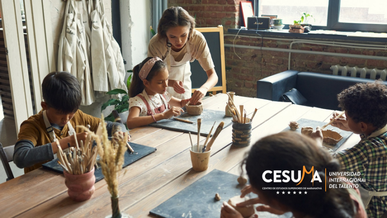 docente-de-artes-acompañando-a-niños-a-realizar-actividades-manuales