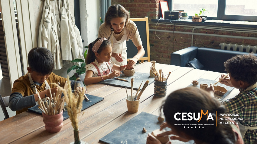 docente-de-artes-acompañando-a-niños-a-realizar-actividades-manuales