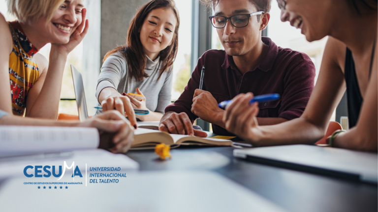 equipo-de-jovenes-haciendo-tarea