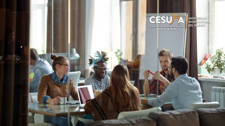 equipo-de-profesores-dialogando