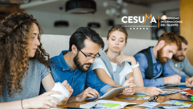 estudiantes-realizando-actividad-creativa