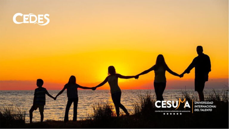 familia-tamoda-de-la-mano-frente-al-mar-y-atardecer