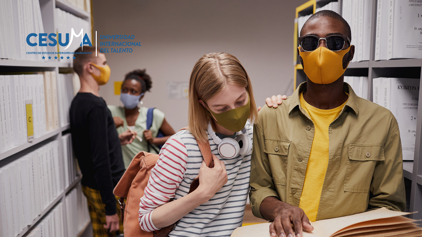 grupo-diverso-de-alumnos-con-ceguera-en-la-biblioteca