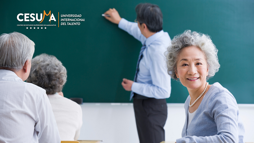 hombre-escribiendo-en-pizarra-para-ancianos