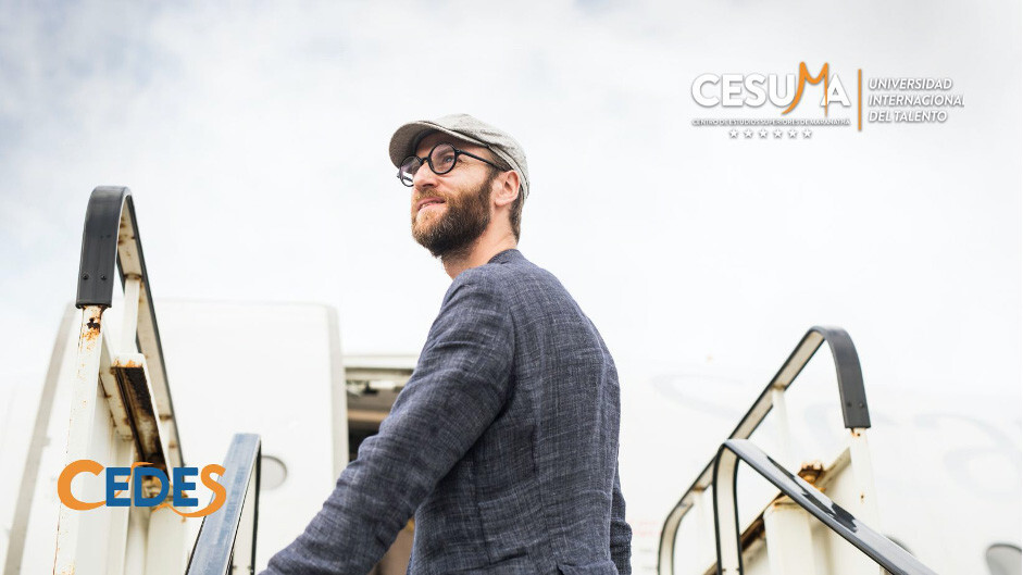 hombre-subiendo-al-avión hombre-subiendo-al-avión