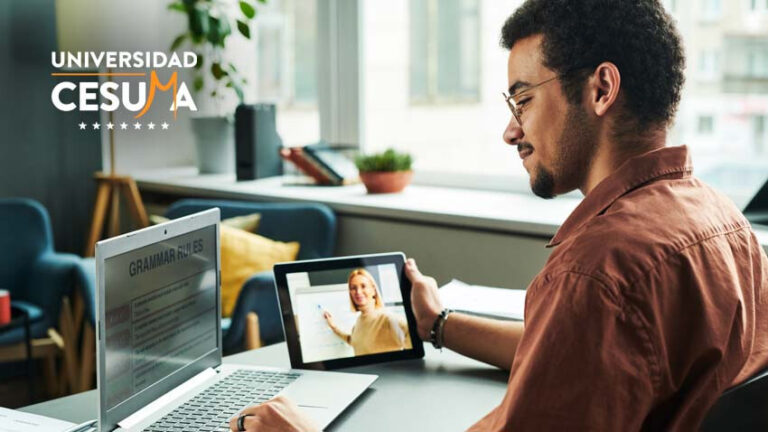 joven-leyendo-mientras-ve-su-clase