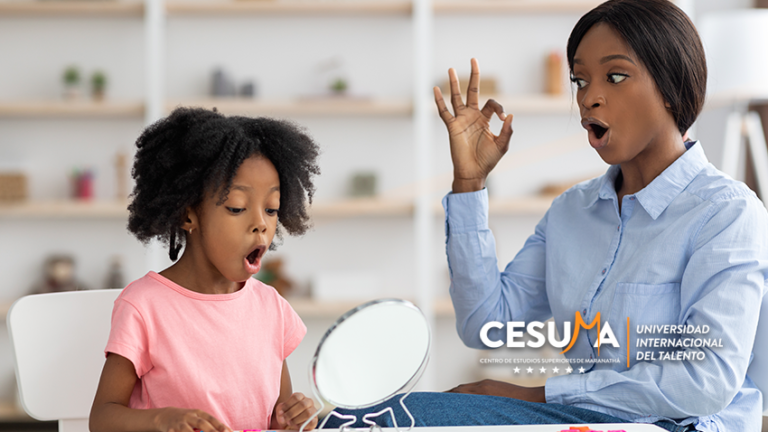 logopeda-haciendo-ejercicios-con-niña