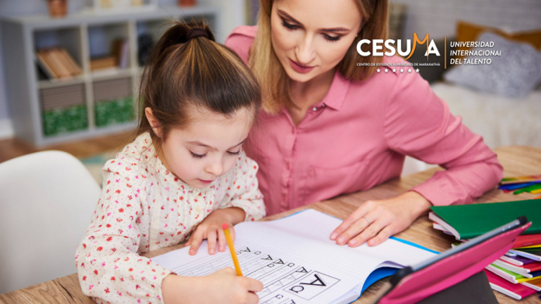 madre-acompañando-a-niña-a-escribir-letras