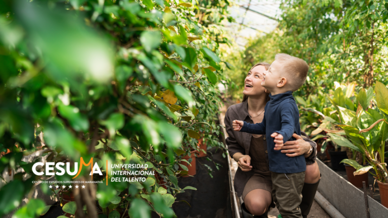 madre-enseñandole-plantas-a-su-hijo