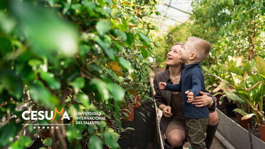 madre-enseñandole-plantas-a-su-hijo