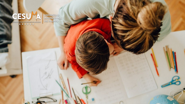 madre-haciendo-tarea-con-su-hijo