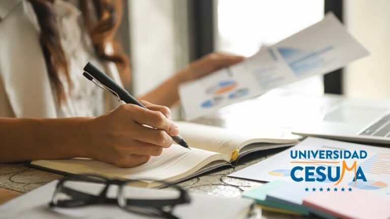 mujer-de-negocios-revisando-gráfico-de-desempeño-de-la-empresa