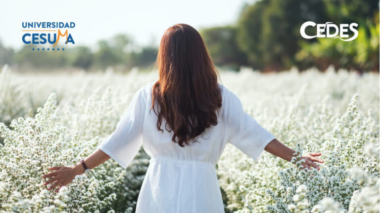 mujer-disfrutando-campo-de-flores-blancas