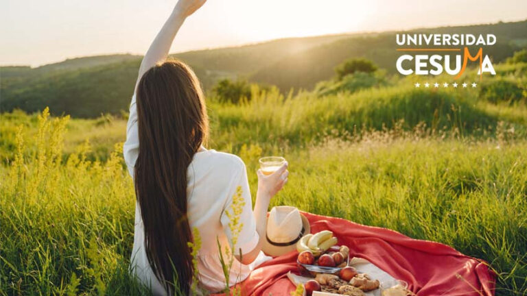 mujer-disfrutando-de-la naturaleza-y-un-picnic