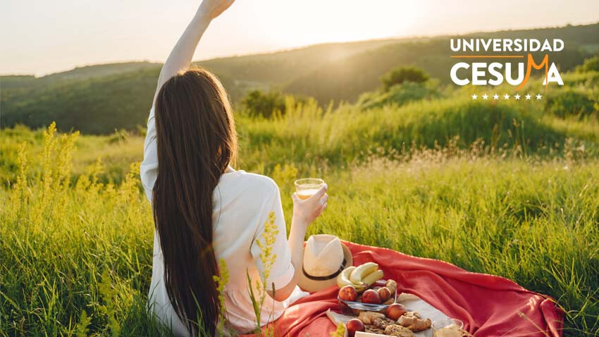 mujer-disfrutando-de-la naturaleza-y-un-picnic mujer-disfrutando-de-la naturaleza-y-un-picnic