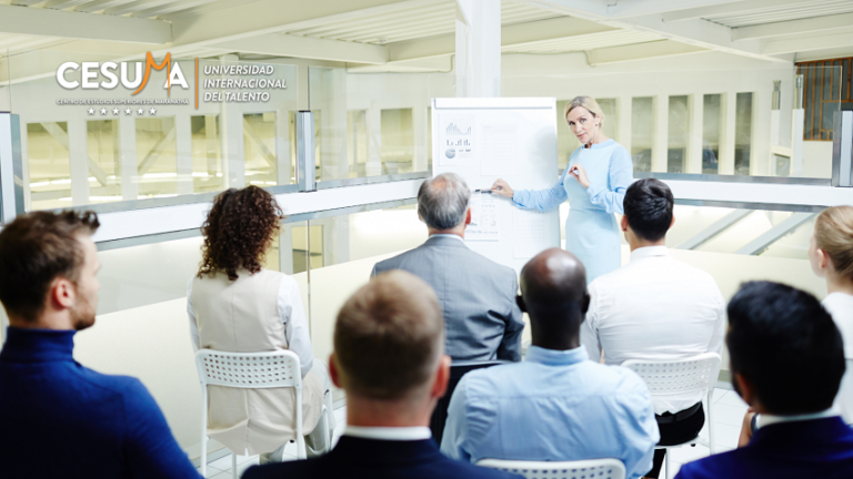 mujer-formando-a-un-grupo-de-personas