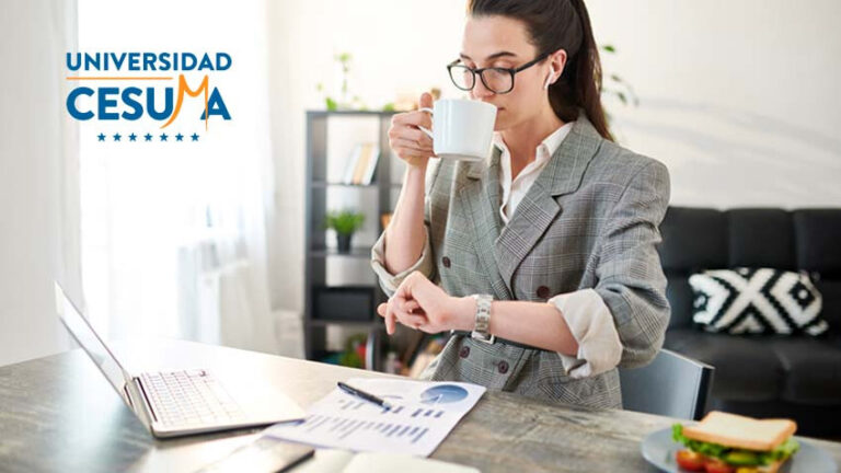 mujer-mirando-su-reloj-mientras-toma-un-café